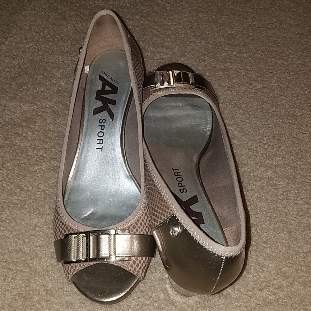 Gold shoes